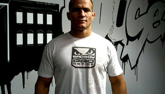 Junior dos Santos срещу Mark Hunt през май