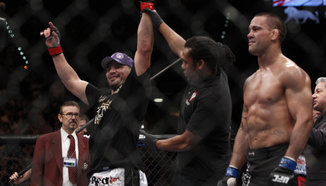 Glover Teixeira поиска двубой с победителя от двубоя между Rashad Evans и Dan Henderson