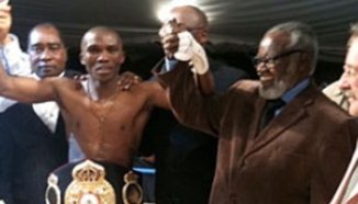 Намибиец защити короната в лека категория