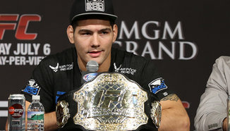 Weidman ще оперира и двете си колене
