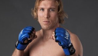 Jake Rosholt готов за Chris Leben