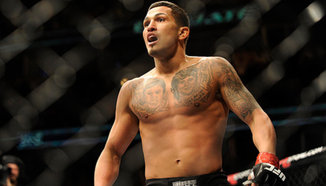 Anthony Pettis пое стабилен удар от приятелката си