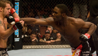Anthony Johnson се контузи, Roberts го замества