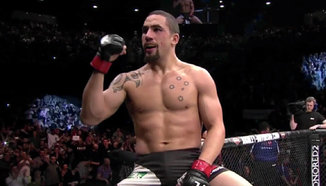 Robert Whittaker със счупен палец след войната с Romero 