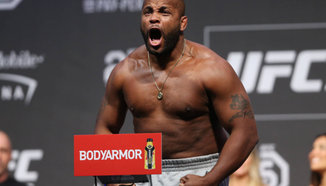 Daniel Cormier шокира Stipe Miocic с нокаут в първия рунд