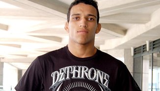 Charles Oliveira подписа за още четири двубоя с UFC