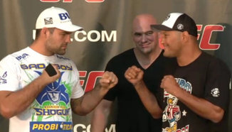 Снимка на деня: Mauricio Rua срещу Dan Henderson