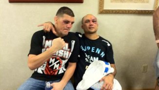 Снимка на деня: Nick Diaz и BJ Penn заедно след края на битката