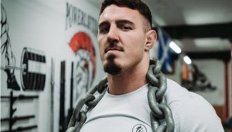 Том Аспинал признава, че е тролил с твърденията си, че е топил юмруците си в бензин