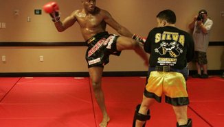 Anderson Silva показва изпълнението на 'backdoor low kick' (видео)
