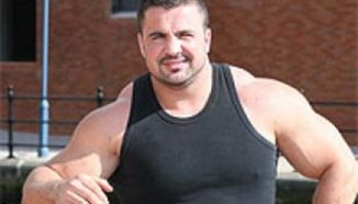 Най-силният мъж на Великобритания с дебют в ММА