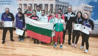 Момичетата в борбата първи на турнир в Лариса