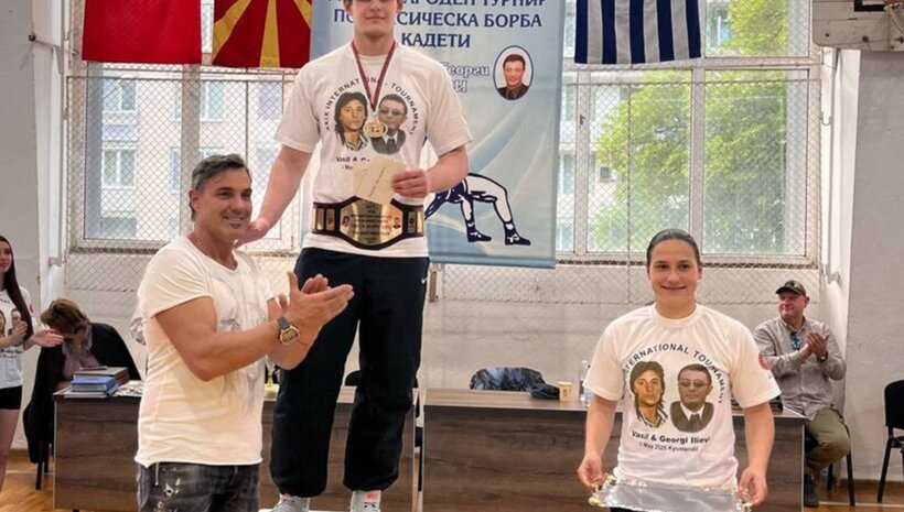 Денис Лазаров препаса пояса &quot;Васил и Георги Илиеви&quot;